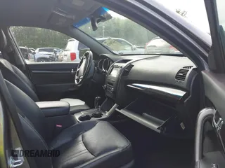 2013 Kia Sorento EX z VIN 5XYKUDA65DG413913, wystawiony jako IAAI lot #42256920 z przebiegiem 115 829 mil mil oraz . Historia ofert i sprzedaży dostępna na DreamBid. Obrazek 5.