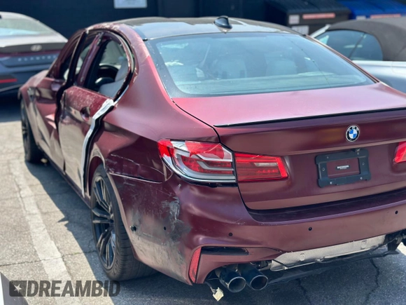 2018 BMW M5 z VIN WBSJF0C55JB283553, wystawiony jako Copart lot #55519235 z przebiegiem 57 128 mil mil oraz Szkody całkowita. Historia ofert i sprzedaży dostępna na DreamBid. Obrazek 3.