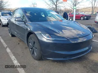 2025 Tesla Model 3 Long Range z VIN 5YJ3E1EBXSF913691, wystawiony jako IAAI lot #41699545 z przebiegiem 3 609 mil mil oraz . Historia ofert i sprzedaży dostępna na DreamBid. Obrazek 1.