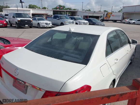 2012 Mercedes-Benz E-Class E 350 Luxury with VIN WDDHF5KB1CA585320, listed as a IAAI auction lot 41982342 with 162,512 mi miles. Bid and sale history available at carsss.com. Image 4.