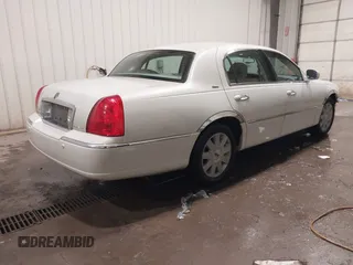 2004 Lincoln Town Car Ultimate z VIN 1LNHM83W74Y640747, wystawiony jako IAAI lot #41612377 z przebiegiem 36 400 mil mil oraz . Historia ofert i sprzedaży dostępna na DreamBid. Obrazek 4.