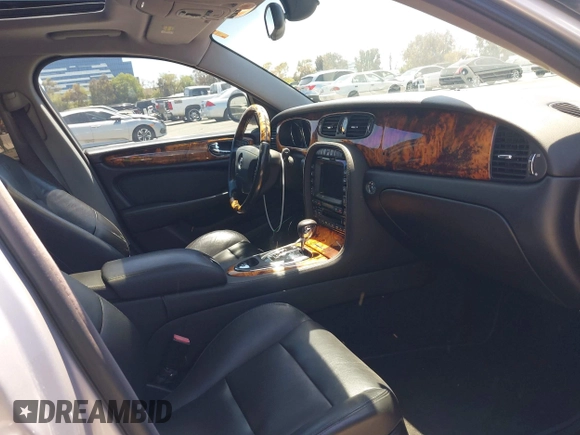 2004 Jaguar XJ R z VIN SAJWA73B94TG30153, wystawiony jako IAAI lot #42235384 z przebiegiem 91 172 mil mil oraz . Historia ofert i sprzedaży dostępna na DreamBid. Obrazek 5.