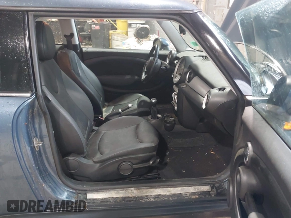 2009 MINI Hardtop with VIN WMWMF33569TU73595, listed as a IAAI auction lot 42229008 with 131,793 mi miles and . Bid and sale history available at DreamBid. Image 5.