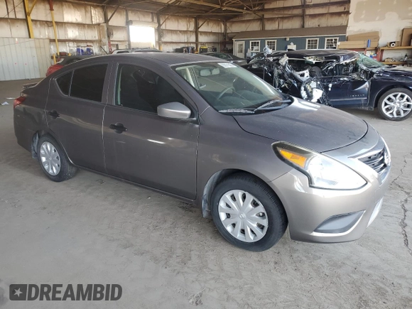 2016 Nissan Versa S z VIN 3N1CN7AP6GL884240, wystawiony jako Copart lot #63071695 z przebiegiem 48 761 mil mil oraz Czysty tytuł • Clean title. Historia ofert i sprzedaży dostępna na DreamBid. Obrazek 4.