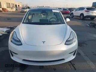 2019 Tesla Model 3 Long Range z VIN 5YJ3E1EB9KF514626, wystawiony jako IAAI lot #41067965 z przebiegiem 43 598 mil mil oraz . Historia ofert i sprzedaży dostępna na DreamBid. Obrazek 13.