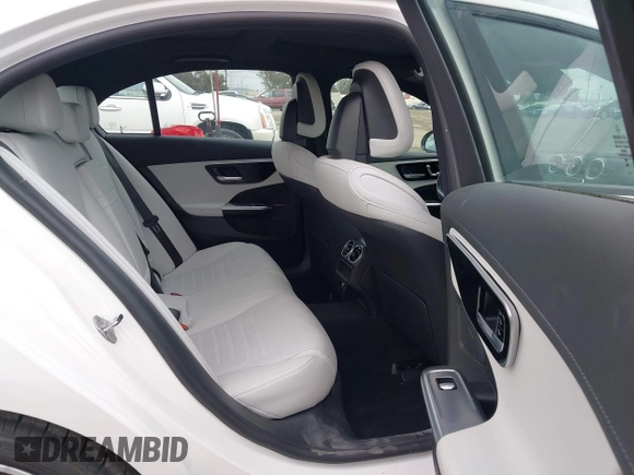 2023 Mercedes-Benz C 300 z VIN W1KAF4GB3PR121215, wystawiony jako IAAI lot #42068171 z przebiegiem 15 082 mil mil oraz . Historia ofert i sprzedaży dostępna na DreamBid. Obrazek 8.