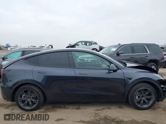 2025 Tesla Model Y Long Range z VIN 7SAYGDED8SF259764, wystawiony jako IAAI lot #42095888 z przebiegiem 2 685 mil mil oraz . Historia ofert i sprzedaży dostępna na DreamBid. Obrazek 14.
