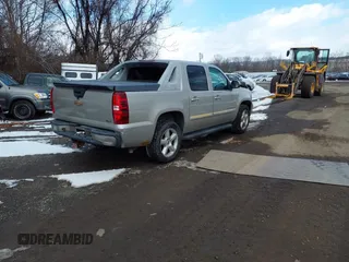 2007 Chevrolet Avalanche 3LT z VIN 3GNEC120X7G288249, wystawiony jako IAAI lot #41372185 z przebiegiem 254 319 mil mil oraz . Historia ofert i sprzedaży dostępna na DreamBid. Obrazek 4.