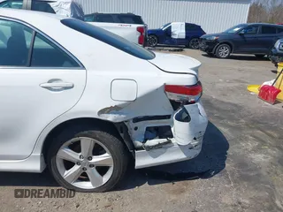 2011 Toyota Camry LE z VIN 4T1BF3EK0BU592218, wystawiony jako IAAI lot #42096268 z przebiegiem 121 132 mil mil oraz . Historia ofert i sprzedaży dostępna na DreamBid. Obrazek 6.