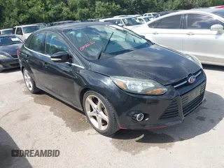 2014 Ford Focus Titanium z VIN 1FADP3J24EL161395, wystawiony jako IAAI lot #42590553 z przebiegiem 133 881 mil mil oraz . Historia ofert i sprzedaży dostępna na DreamBid. Obrazek 1.