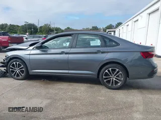 2024 Volkswagen Jetta Sport z VIN 3VWAM7BU0RM056206, wystawiony jako IAAI lot #41115217 z przebiegiem 3 162 mil mil oraz . Historia ofert i sprzedaży dostępna na DreamBid. Obrazek 14.