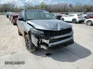 2024 Jeep Compass Latitude z VIN 3C4NJDBN9RT588189, wystawiony jako Copart lot #50189415 z przebiegiem 15 039 mil mil oraz Szkoda całkowita • Salvage title. Historia ofert i sprzedaży dostępna na DreamBid. Obrazek 11.