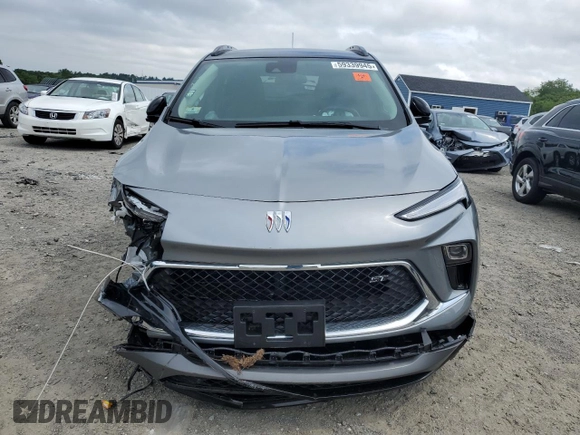 2024 Buick Encore GX Sport Touring z VIN KL4AMESL5RB161968, wystawiony jako Copart lot #59339945 z przebiegiem Nie podano mil oraz Szkoda całkowita • Salvage title. Historia ofert i sprzedaży dostępna na DreamBid. Obrazek 5.