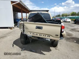2017 Toyota Tacoma SR5 z VIN 3TMCZ5AN4HM082849, wystawiony jako Copart lot #54246425 z przebiegiem 49 163 mil mil oraz Szkoda całkowita • Salvage title. Historia ofert i sprzedaży dostępna na DreamBid. Obrazek 6.