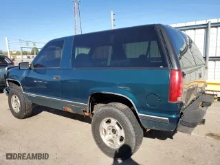 1998 Chevrolet Tahoe with VIN 3GNEK18R1WG135184, listed as a Copart auction lot 77635704 with 225,016 mi miles and Salvage Title. Bid and sale history available at carsss.com. Image 2.