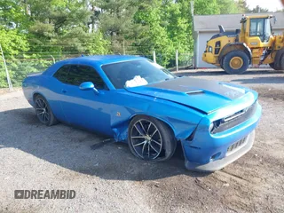 2016 Dodge Challenger R/T Scat Pack z VIN 2C3CDZFJ9GH100372, wystawiony jako IAAI lot #42221915 z przebiegiem 66 896 mil mil oraz . Historia ofert i sprzedaży dostępna na DreamBid. Obrazek 1.
