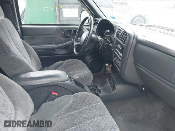 2002 GMC Sonoma SLS with VIN 1GTDT13W12K158613, listed as a IAAI auction lot 41524710 with 217,785 mi miles. Bid and sale history available at carsss.com. Image 5.