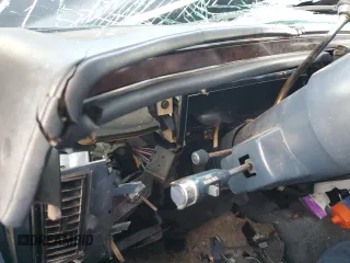 1992 Cadillac Brougham z VIN 1G6DW54E6NR709623, wystawiony jako Copart lot #78206534 z przebiegiem Nie podano mil oraz Nie do naprawy. Historia ofert i sprzedaży dostępna na DreamBid. Obrazek 9.