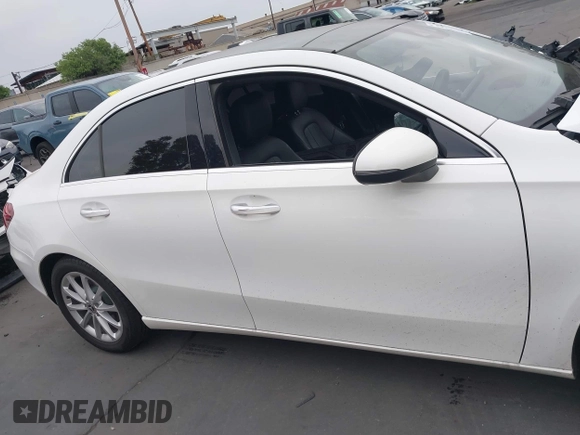 2019 Mercedes-Benz A 220 z VIN WDD3G4EB7KW022688, wystawiony jako IAAI lot #42023919 z przebiegiem 59 968 mil mil oraz . Historia ofert i sprzedaży dostępna na DreamBid. Obrazek 14.