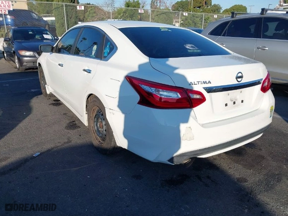 2016 Nissan Altima 2.5 SR with VIN 1N4AL3AP4GN390967, listed as a IAAI auction lot 38468751 with 88,731 mi miles. Bid and sale history available at carsss.com. Image 3.