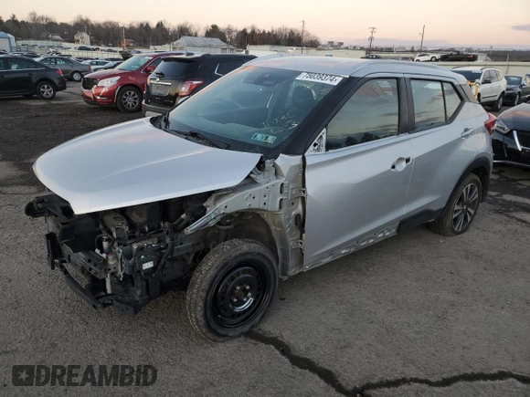 2020 Nissan Kicks SV z VIN 3N1CP5CV2LL528257, wystawiony jako Copart lot #75039374 z przebiegiem 65 652 mil mil oraz Szkoda całkowita • Salvage title. Historia ofert i sprzedaży dostępna na DreamBid. Obrazek 1.
