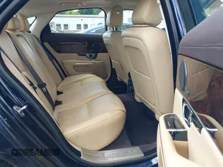 2019 Jaguar XJ R-Sport z VIN SAJWJ1CD0K8W20865, wystawiony jako IAAI lot #42206084 z przebiegiem 42 697 mil mil oraz . Historia ofert i sprzedaży dostępna na DreamBid. Obrazek 8.