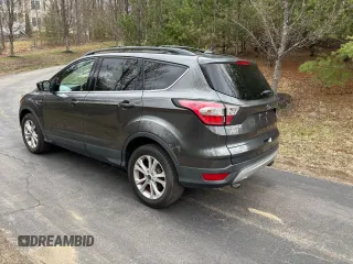 2018 Ford Escape SE z VIN 1FMCU9GD9JUB85704, wystawiony jako Copart lot #57363735 z przebiegiem 136 440 mil mil oraz Czysty tytuł • Clean title. Historia ofert i sprzedaży dostępna na DreamBid. Obrazek 3.