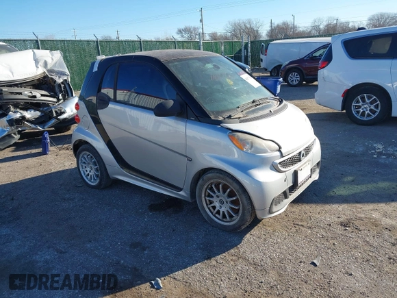 2013 Smart fortwo Pure z VIN WMEEJ3BA7DK614923, wystawiony jako IAAI lot #41677011 z przebiegiem 63 866 mil mil oraz . Historia ofert i sprzedaży dostępna na DreamBid. Obrazek 1.
