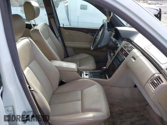 1997 Mercedes-Benz E-Class with VIN WDBJF55F8VJ031834, listed as a IAAI auction lot 41901306 with 1 mi miles. Bid and sale history available at carsss.com. Image 5.
