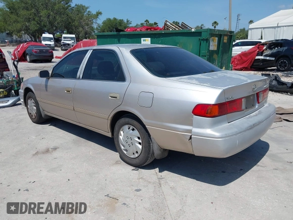 2000 Toyota Camry CE z VIN 4T1BG22K5YU972322, wystawiony jako IAAI lot #42098429 z przebiegiem 122 351 mil mil oraz . Historia ofert i sprzedaży dostępna na DreamBid. Obrazek 3.
