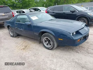 1985 Chevrolet Camaro z VIN 1G1FP87S6FL440073, wystawiony jako IAAI lot #42348134 z przebiegiem 41 894 mil mil oraz . Historia ofert i sprzedaży dostępna na DreamBid. Obrazek 1.
