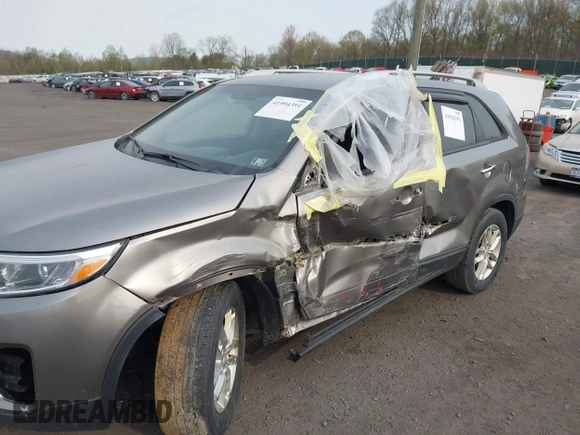 2015 Kia Sorento LX with VIN 5XYKTCA69FG584986, listed as a IAAI auction lot 41994391 with 118,760 mi miles. Bid and sale history available at carsss.com. Image 6.