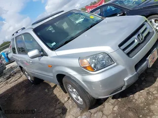 2008 Honda Pilot SE with VIN 5FNYF28338B030585, listed as a IAAI auction lot 40740293 with 210,626 mi miles. Bid and sale history available at carsss.com. Image 1.