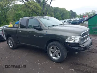 2012 Ram 1500 Big Horn z VIN 1C6RD7GT7CS154905, wystawiony jako IAAI lot #42267549 z przebiegiem 251 589 mil mil oraz . Historia ofert i sprzedaży dostępna na DreamBid. Obrazek 13.