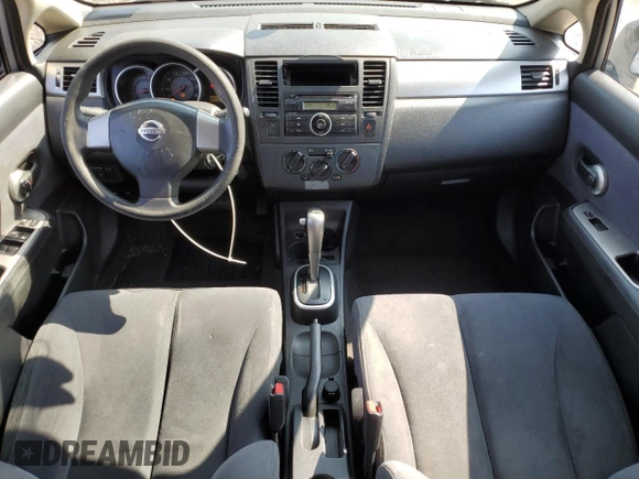 2007 Nissan Versa SL z VIN 3N1BC11E77L451507, wystawiony jako Copart lot #59663715 z przebiegiem 132 363 mil mil oraz Szkoda całkowita • Salvage title. Historia ofert i sprzedaży dostępna na DreamBid. Obrazek 8.