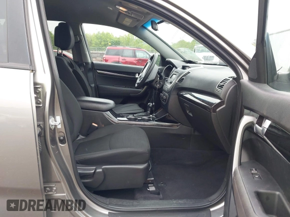 2014 Kia Sorento LX z VIN 5XYKTCA63EG503298, wystawiony jako IAAI lot #42372695 z przebiegiem 106 711 mil mil oraz . Historia ofert i sprzedaży dostępna na DreamBid. Obrazek 5.