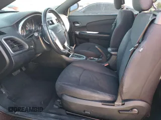 2013 Chrysler 200 Touring z VIN 1C3BCBEG2DN703954, wystawiony jako Copart lot #83641284 z przebiegiem 110 184 mil mil oraz Szkoda całkowita • Salvage title. Historia ofert i sprzedaży dostępna na DreamBid. Obrazek 7.