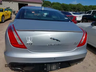 2016 Jaguar XJ R-Sport z VIN SAJWA1C7XG8W02813, wystawiony jako IAAI lot #42508758 z przebiegiem 102 919 mil mil oraz . Historia ofert i sprzedaży dostępna na DreamBid. Obrazek 16.