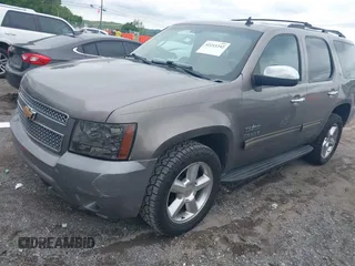 2012 Chevrolet Tahoe LT z VIN 1GNSCBE08CR136971, wystawiony jako IAAI lot #42211242 z przebiegiem 214 910 mil mil oraz . Historia ofert i sprzedaży dostępna na DreamBid. Obrazek 17.