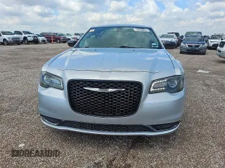 2019 Chrysler 300 Touring z VIN 2C3CCAAG9KH733284, wystawiony jako Copart lot #55454485 z przebiegiem Nie podano mil oraz Tytuł czysty. Historia ofert i sprzedaży dostępna na DreamBid. Obrazek 5.