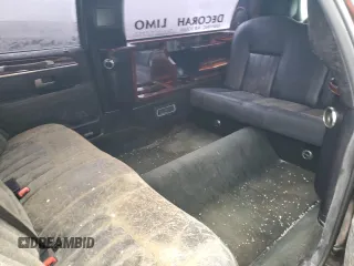 2003 Lincoln Town Car Executive z VIN 1L1FM81W33Y653215, wystawiony jako Copart lot #84396364 z przebiegiem Nie podano mil oraz Szkoda całkowita • Salvage title. Historia ofert i sprzedaży dostępna na DreamBid. Obrazek 6.