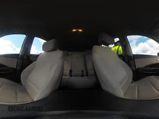 2017 Hyundai Santa Fe 2.4L z VIN 5NMZU3LB5HH043545, wystawiony jako IAAI lot #42244550 z przebiegiem 84 464 mil mil oraz . Historia ofert i sprzedaży dostępna na DreamBid. Obrazek 19.