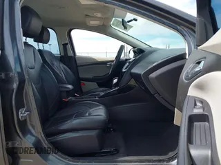 2018 Ford Focus SE z VIN 1FADP3F20JL327186, wystawiony jako IAAI lot #42271070 z przebiegiem 131 511 mil mil oraz . Historia ofert i sprzedaży dostępna na DreamBid. Obrazek 5.