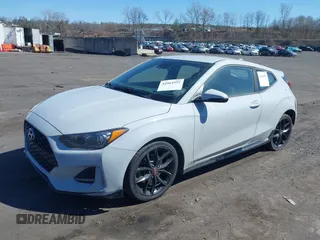 2020 Hyundai Veloster Turbo R-Spec z VIN KMHTH6AB1LU027676, wystawiony jako IAAI lot #42064952 z przebiegiem 88 778 mil mil oraz . Historia ofert i sprzedaży dostępna na DreamBid. Obrazek 2.