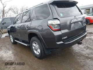 2018 Toyota 4Runner SR5 z VIN JTEBU5JR6J5487132, wystawiony jako IAAI lot #41673630 z przebiegiem 126 697 mil mil oraz . Historia ofert i sprzedaży dostępna na DreamBid. Obrazek 3.