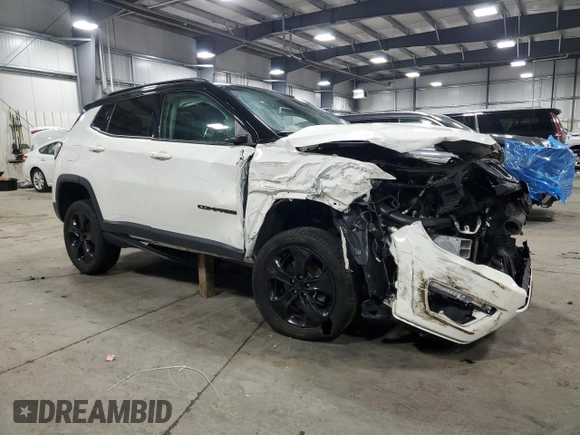 2018 Jeep Compass Latitude z VIN 3C4NJDBB6JT394374, wystawiony jako Copart lot #54229455 z przebiegiem 51 625 mil mil oraz Szkoda całkowita • Salvage title. Historia ofert i sprzedaży dostępna na DreamBid. Obrazek 4.