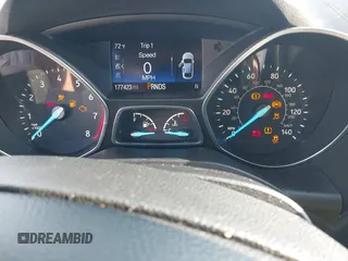 2017 Ford Escape SE z VIN 1FMCU0GD9HUF01849, wystawiony jako IAAI lot #42410230 z przebiegiem 177 423 mil mil oraz . Historia ofert i sprzedaży dostępna na DreamBid. Obrazek 7.