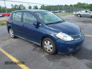 2007 Nissan Versa SL z VIN 3N1BC13E37L390508, wystawiony jako IAAI lot #42272144 z przebiegiem 188 757 mil mil oraz . Historia ofert i sprzedaży dostępna na DreamBid. Obrazek 1.