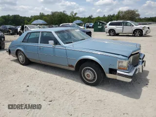 1985 Cadillac Seville z VIN 1G6KS6985FE825187, wystawiony jako Copart lot #54197375 z przebiegiem 2706 mil mil oraz Tytuł czysty. Historia ofert i sprzedaży dostępna na DreamBid. Obrazek 4.