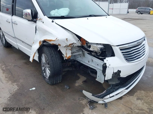 2014 Chrysler Town & Country Touring-L 30th Anniversary with VIN 2C4RC1CG8ER193069, listed as a IAAI auction lot 41713157 with 141,059 mi miles. Bid and sale history available at carsss.com. Image 6.